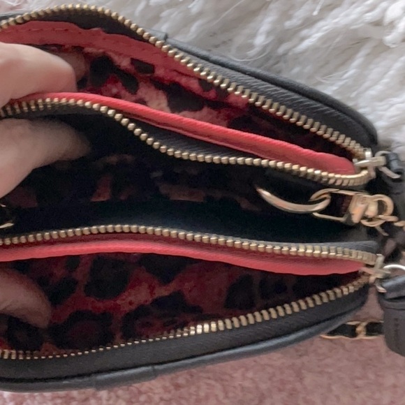 BEBE  BLACK ARM BAG WITH GOLD & LEATHER REMOVABLE STRAP & RED HEART PURSE DECORE - Picture 3 of 8